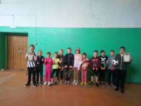 Спортивные состязания среди учащихся начальных классов.